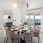 Villa Seafront For 10 People! Milna (Brac)