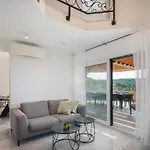 Seafront For 10 People! Villa