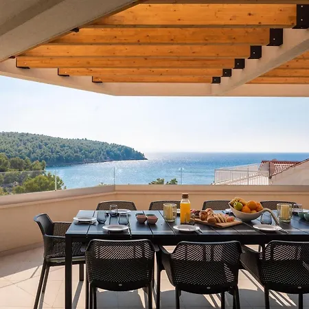 빌라 Seafront For 10 People! 밀나
