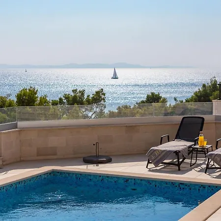 Seafront For 10 People! 别墅