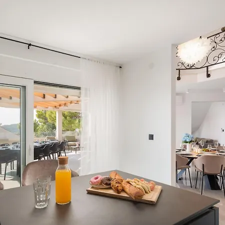 Seafront For 10 People!