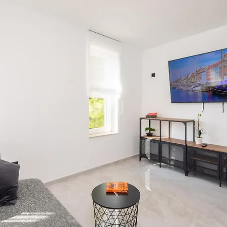 别墅 Seafront For 10 People! 米欧纳