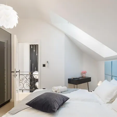 Seafront For 10 People! 米欧纳