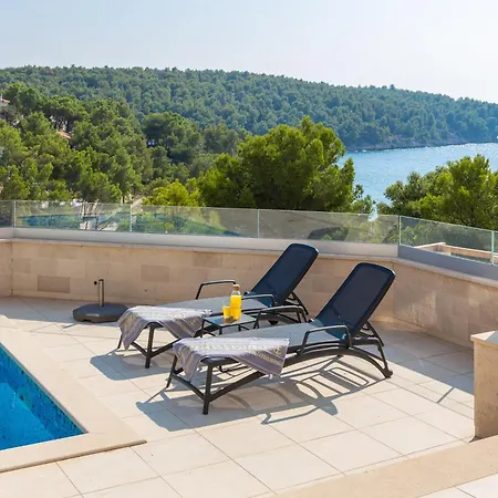Willa Lumina - Seafront Pool Villa, Milna, Brac