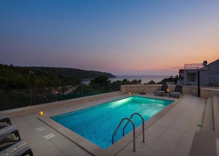 Vila Seafront For 10 People!