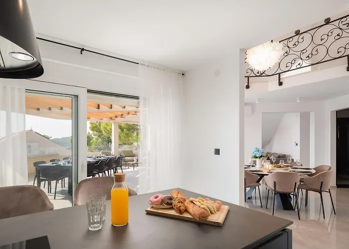 Seafront For 10 People!