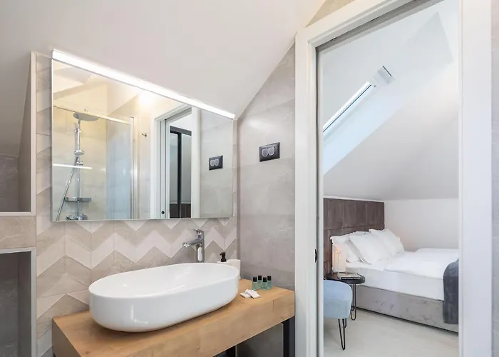 Seafront For 10 People!