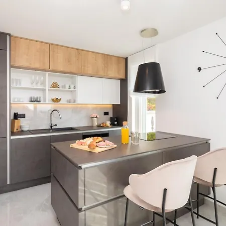 Seafront For 10 People! فيلة *