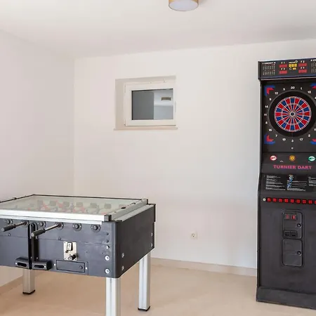 فيلة Seafront For 10 People! ميلنا