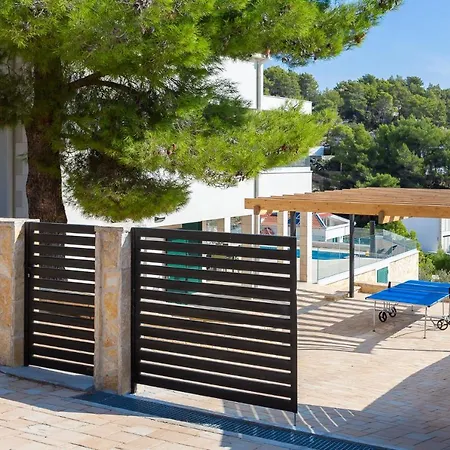 Seafront For 10 People! فيلة