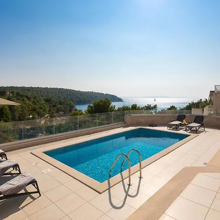 Seafront For 10 People! فيلة *