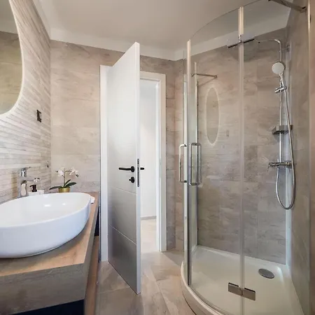 فيلة Seafront For 10 People! *