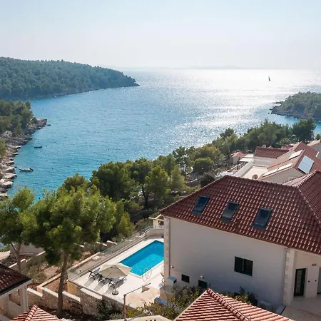 Seafront For 10 People! فيلة *