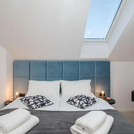 فيلة Seafront For 10 People!