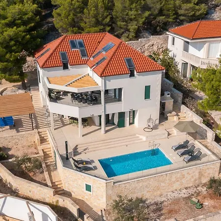 Seafront For 10 People! فيلة