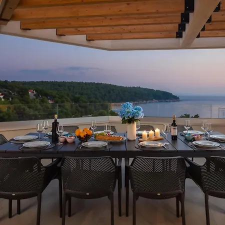 فيلة Seafront For 10 People! ميلنا